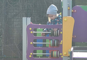 Dziewczynka układa na liczydle