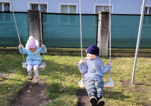 Dzieci na huśtawkach