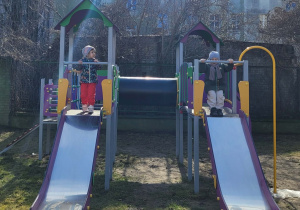 Dzieci na domku i zjeżdżalniach