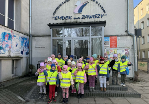 Dzieci stoją przed wejściem do Centrym Zajęć Pozaszkolnych