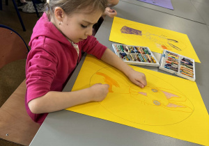 Dziewcyznka maluje futro królika