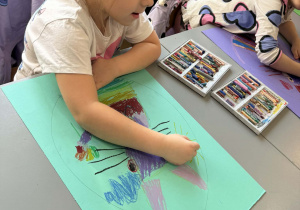 Dziewczynka dorysowuje królikowi wąsy