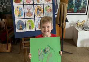 Chlopiec z poisanką wielkanocną i królikami