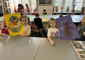 Dziewczynki pokaują pisanki wielkanocne