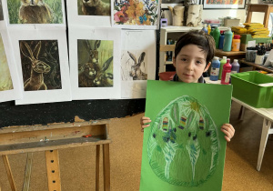 Chłopiec z pisanką wielkanocną