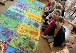 Dzieci siedzą przed swoimi pracami jajek wielkanocnych