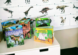 Gazetka na tablicy z różnymi gatunkami dinozurów