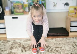 Dziewczynka udaje dinozura