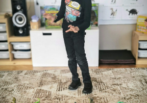 Chłopiec udaje dinozaura