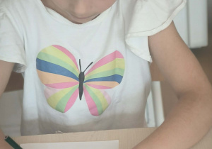 Dziewczynka koloruje drzewo