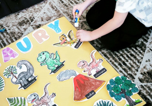 Chlopiec przykleja pterodaktyla