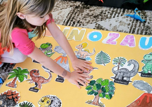 Dziewczynka przykleja pterodaktyla