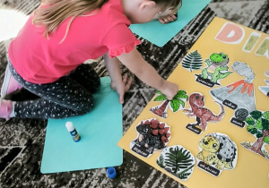 Dziewczynka przykleja drzewo