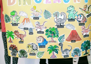 Dzieci z rysunkiem dinozaurów