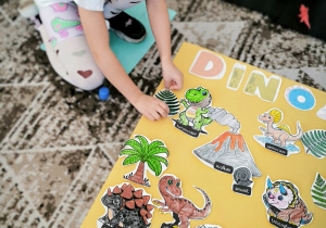 Dziewczynka przykleja liść paproci