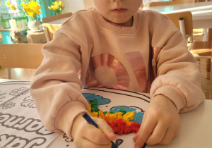 Dziewczynka maluje krople deszczu