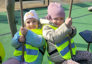 Dziewczynki na placu zabaw