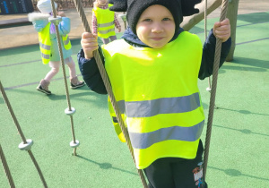 Chłopiec stoi na linach