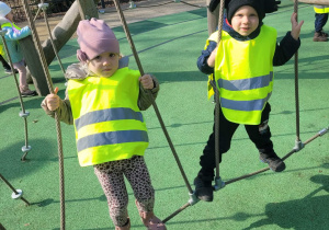 Dziewczynka z chłopcem stoją na linach