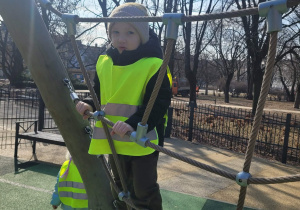 Chłopiec wspina się po drabince