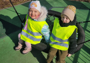 Chłopiec z dziewczynką na bocianim gnieździe