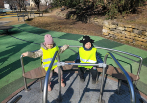 Dziewczynka z chłopcem na karuzeli