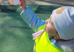 Dziewczynka z namalowaną tęczą