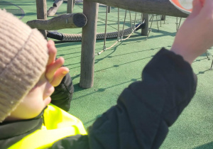 Chłopiec z namalowaną chmura deszczową