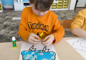 Chłopiec wykleja chmurkę