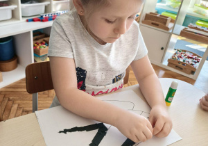 Dziewczynka wykleja jaskółkę