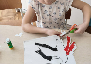 Dziewczynka wycina bociana