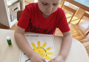 Chłopiec wykleja słoneczko