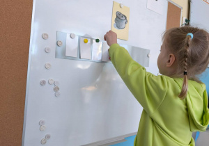 Chłopiec układa model wyrazu garnek