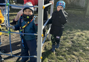 Chłopcy na drabinkach