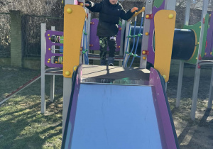 Chłopiec na domku kreatywnym