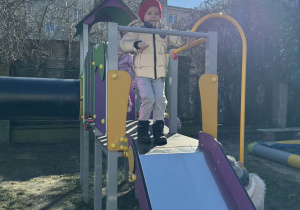 Chłopiec na zjeżdżalni