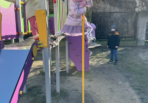 Dzieci na domku kreatywnym