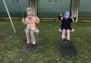 Dziewczynki na huśtawkach