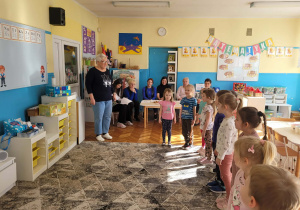 Pani dyrektor wita dzieci i zgormadzone panie nauczycielki