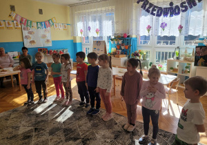 Dzieci wotają panią dyrektor