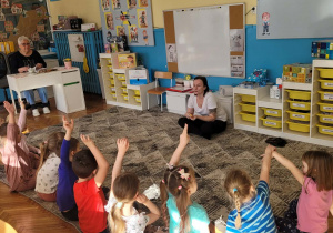 Pani Małgosia opowiada dzieciom o stworku emocji