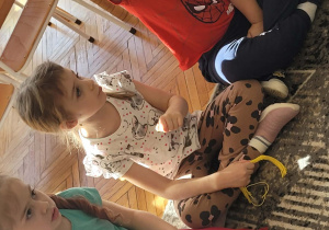 Dzieci z kawałkami koloroej wełny