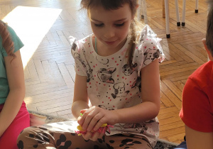 Dziewczynka robi kulkę z wełny