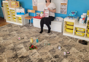 Pani Małgosia trzyma stworka z emocją złości