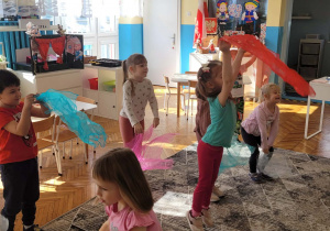 Dzieci tańczące z apaszkami