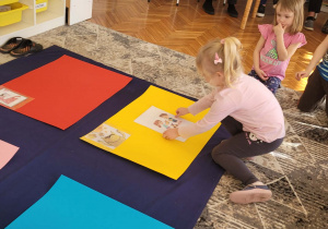 Dziewczynka układa sytuację społeczną na emocji radość