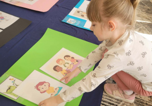 Dziewczynka układa sytuację społeczną na emocji spokój