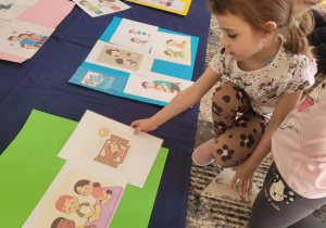 Dziewczynka układa sytuację społeczną na emocji relaks