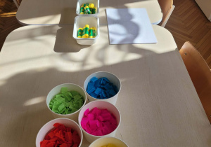 Kolorowe bibuły i czarno biały stworek emocji