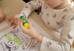 Dziewczynka wykleja na zielono stworka emocji